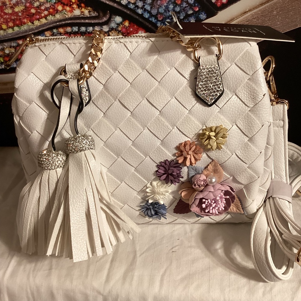 Elegant White Floral Crossbody Bag - Picture 3 of 3
